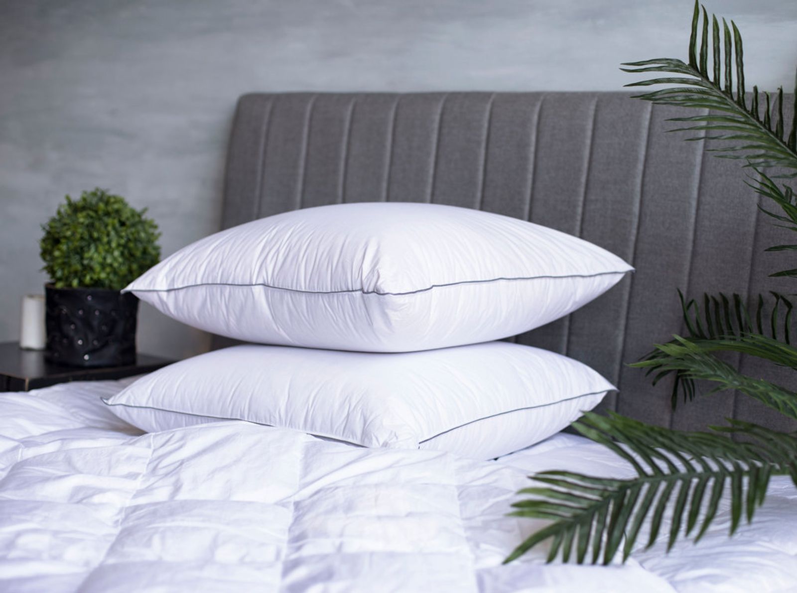 Подушка GRAY FAMILIE DOWN средняя 68х68 вид 3