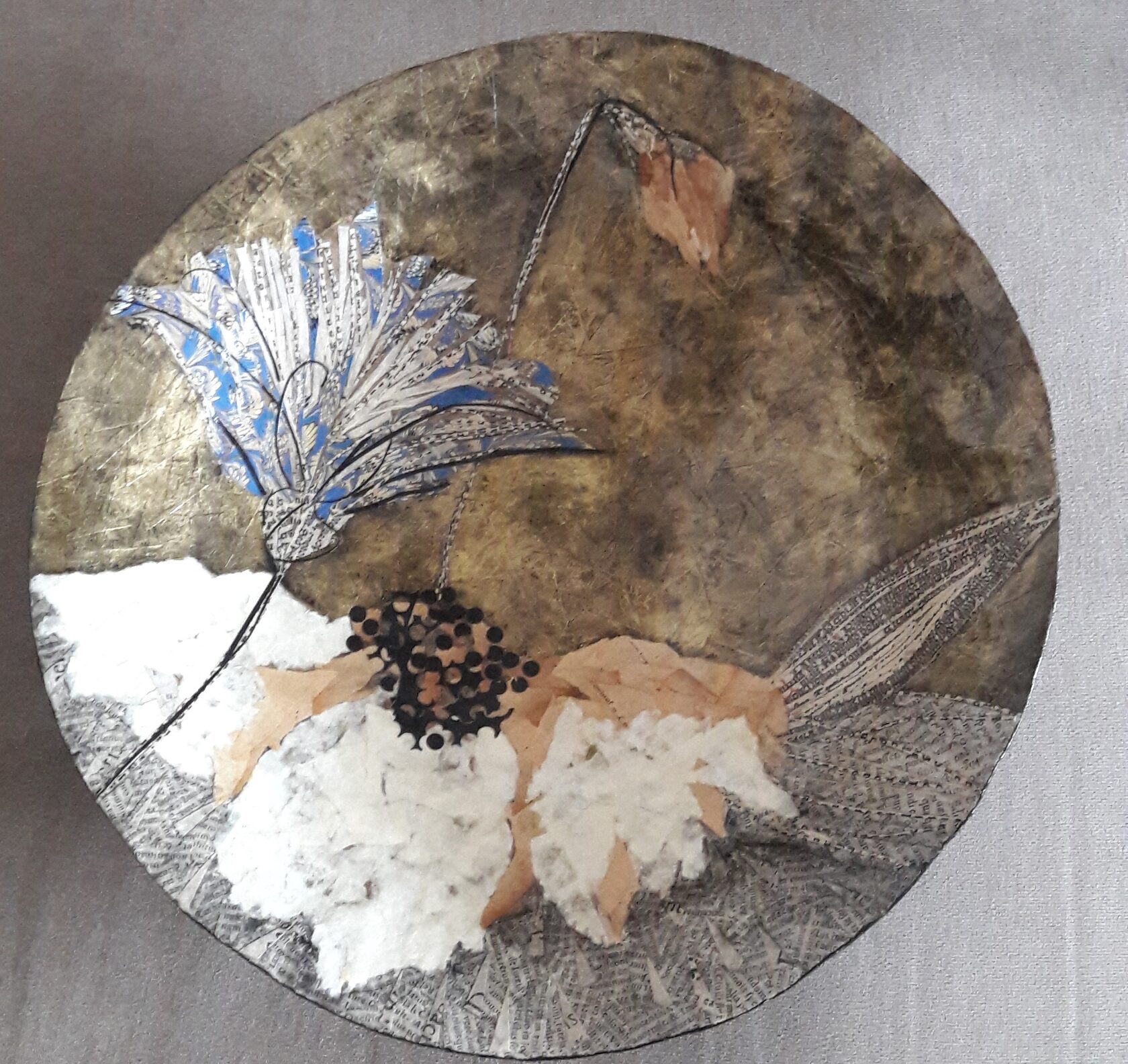 ТАРЕЛКА Тарелка декоративная диам 40 см, папье маше, инкрустации из льняной бумаги