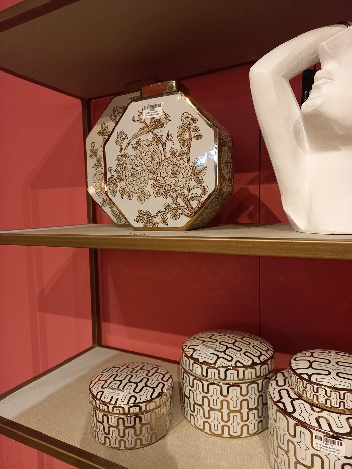 CHINOISERIEВаза восьмиугольная, белый с золотом 28x10x31h, керамика