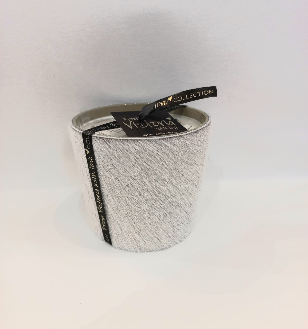 Свеча ароматическая Victoria with Love Hairy white 400гр