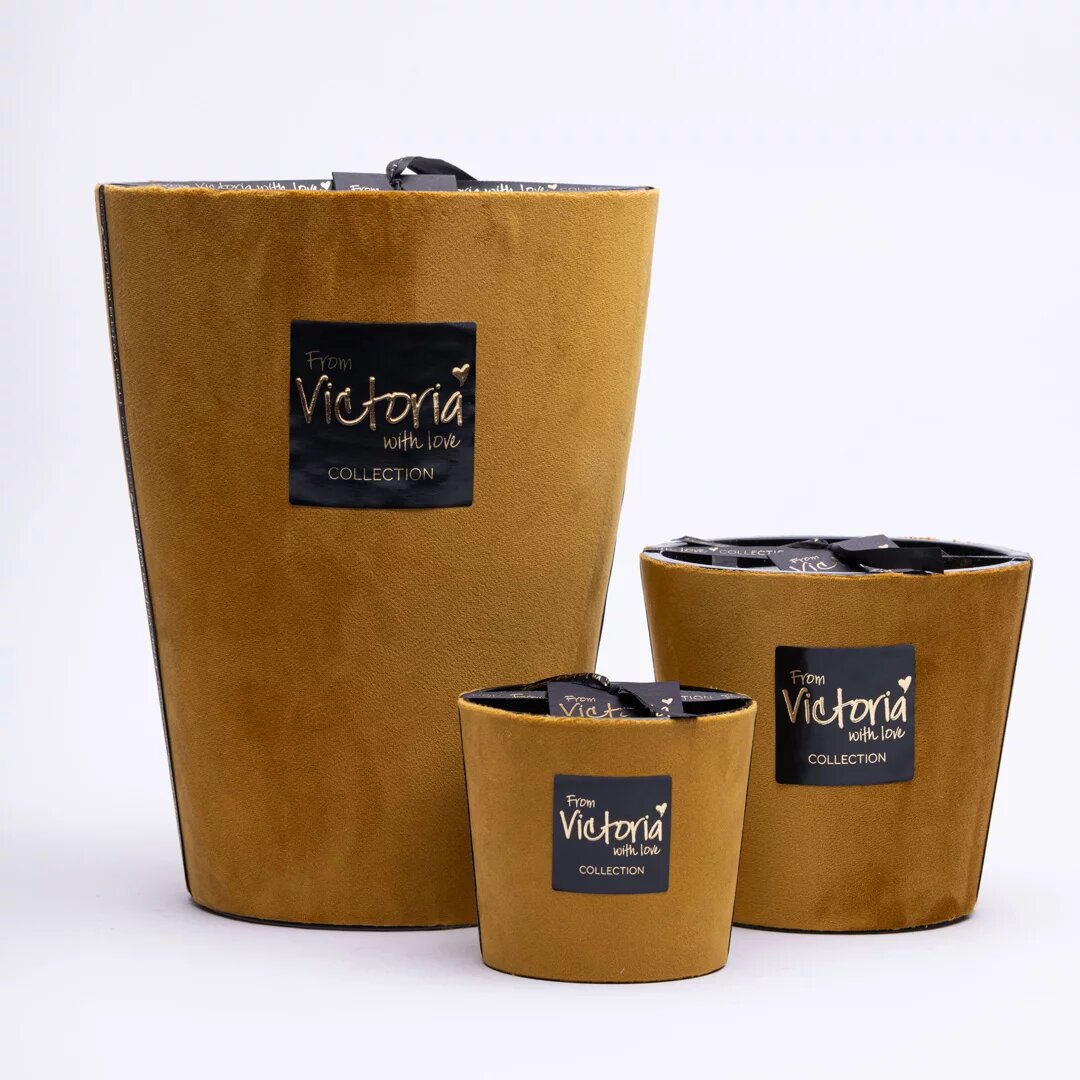 Свеча ароматическая Victoria with Love Velvet ochre 400гр