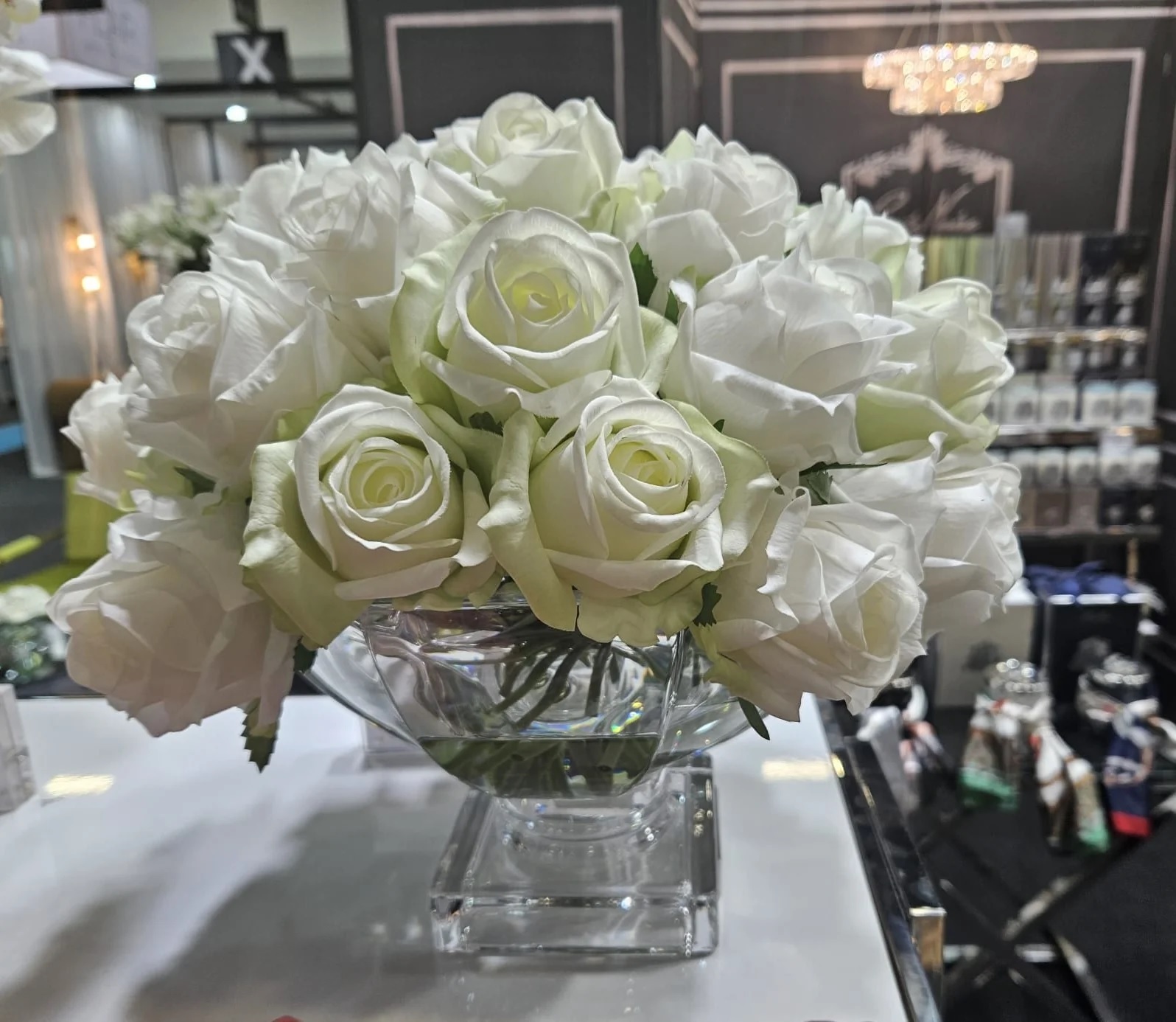 CENTERPIECE ROSE BUDS Букет из бутонов роз, зеленый и белый, 2 спрея по 10 мл